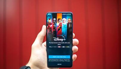 OTT, VOD: Imagem de um celular com o Disney+ na tela
