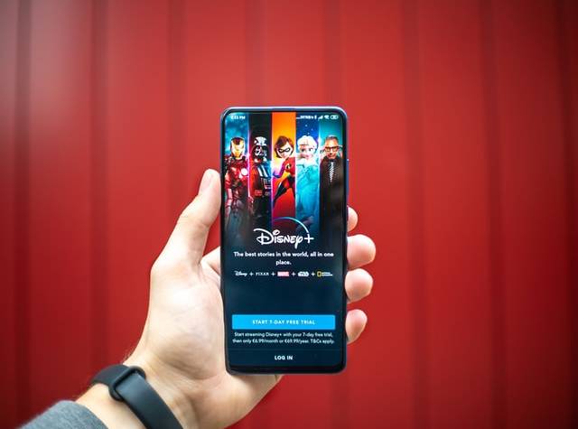 OTT, VOD: Imagem de um celular com o Disney+ na tela