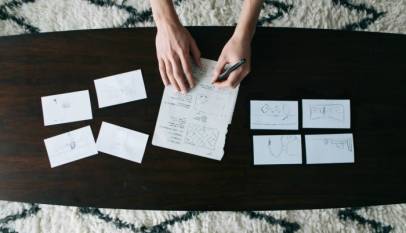 problemas no roteiro: imagem de uma pessoa escrevendo em uns papéis