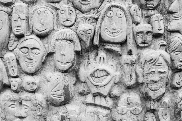 muro com várias esculturas de rostos