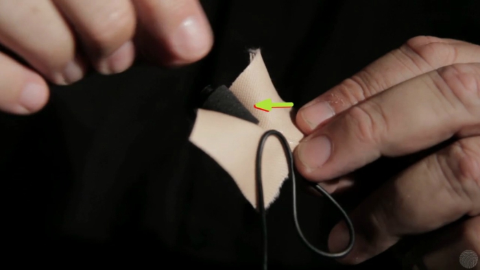 pessoa enrolando o lapela com fita