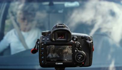 teoria de enquadramento: imagem de uma câmera enquadrando uma mulher no carro