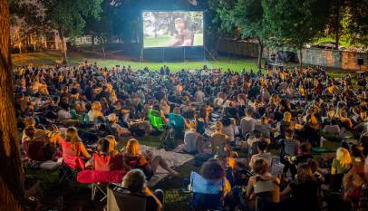 festivais de cinema na América Latina: Imagem de pessoas assistindo um filme em um telão ao ar livre
