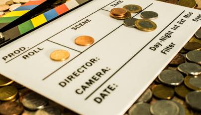 patrocínio para audiovisual no Brasil: Imagem d euma claquete no meio de moedas