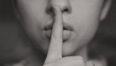 silêncio no filme: imagem de uma pessoa colando o dedo na frente da boca fazendo sinal de silêncio