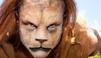 maquiagem de efeito: Imagem de um homem com a maquiagem de uma fera parecida com um leão