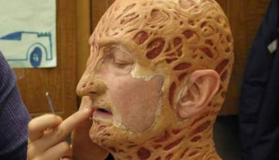 maquiagem no audiovisual: imagem de um homem sendo maquiado com umas escamas