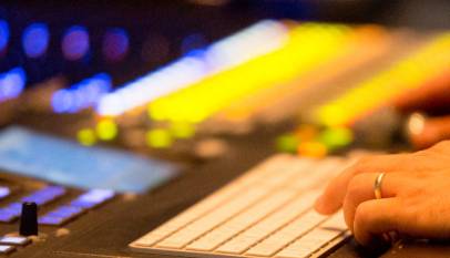 trilha sonora: imagem de uma mesa de áudio